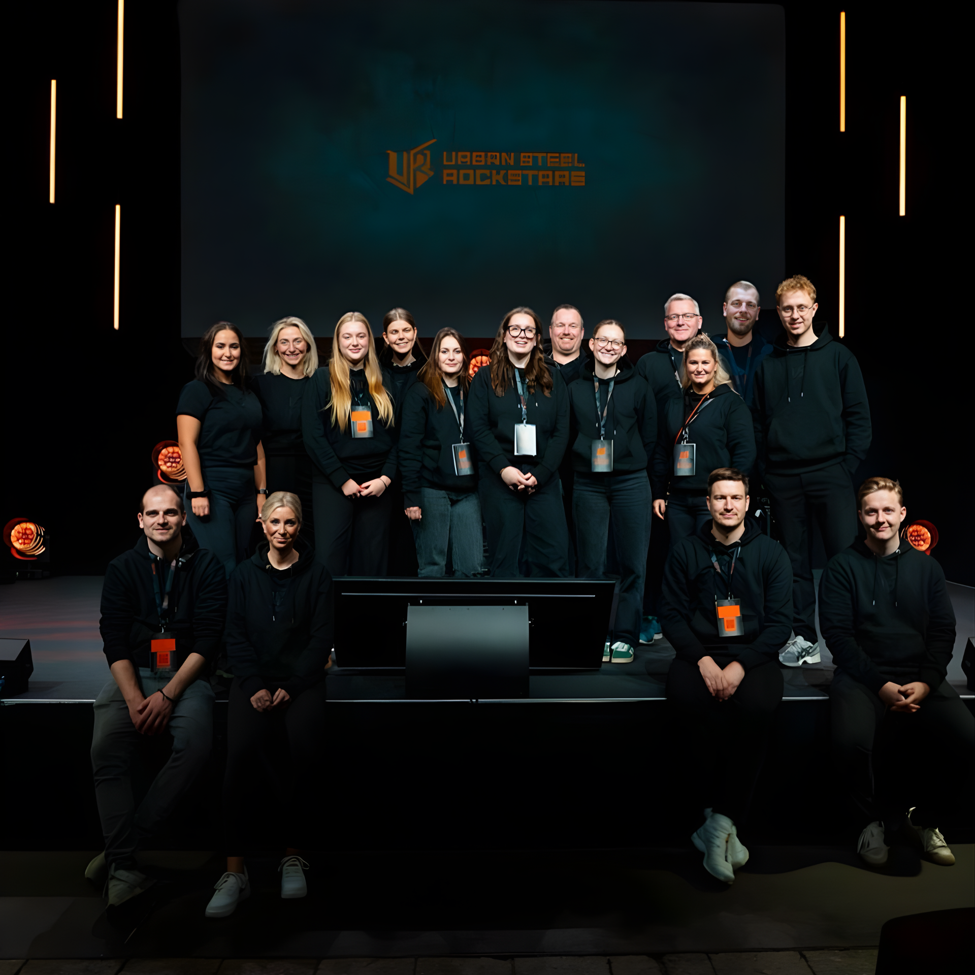 Gruppenfoto eines KEMPER Teams auf einer Bühne vor dem Schriftzug „Urban Steel Rockstars“