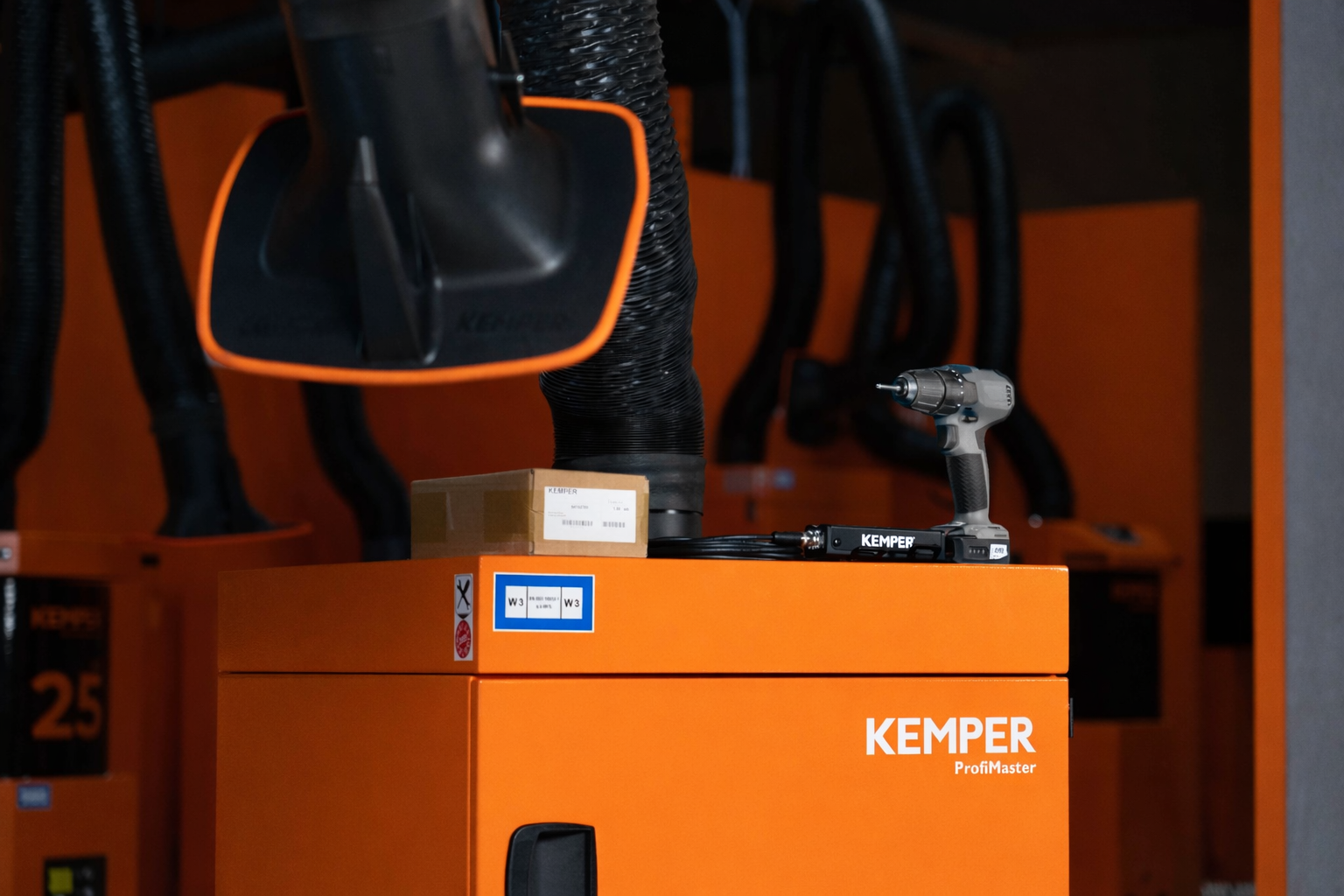 KEMPER ProfiMaster Schweißrauch-Absauganlage mit Absaughaube, Werkzeug und Ersatzteil auf einer industriellen Filtereinheit.