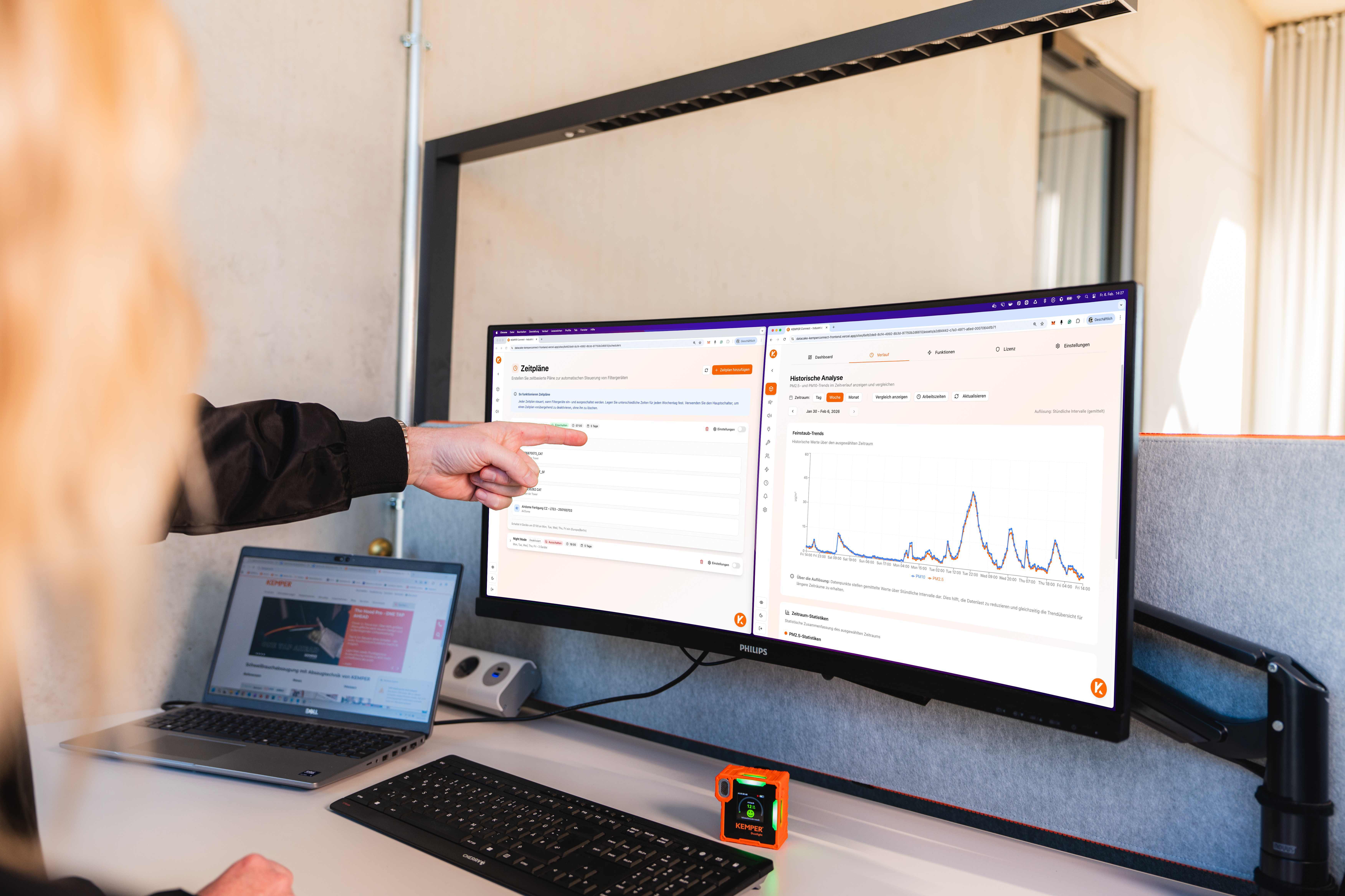 Arbeitsplatz mit Monitor und Laptop, auf dem die KEMPER Connect Oberfläche mit Zeitplänen und historischer Analyse einer Luftfilteranlage angezeigt wird.