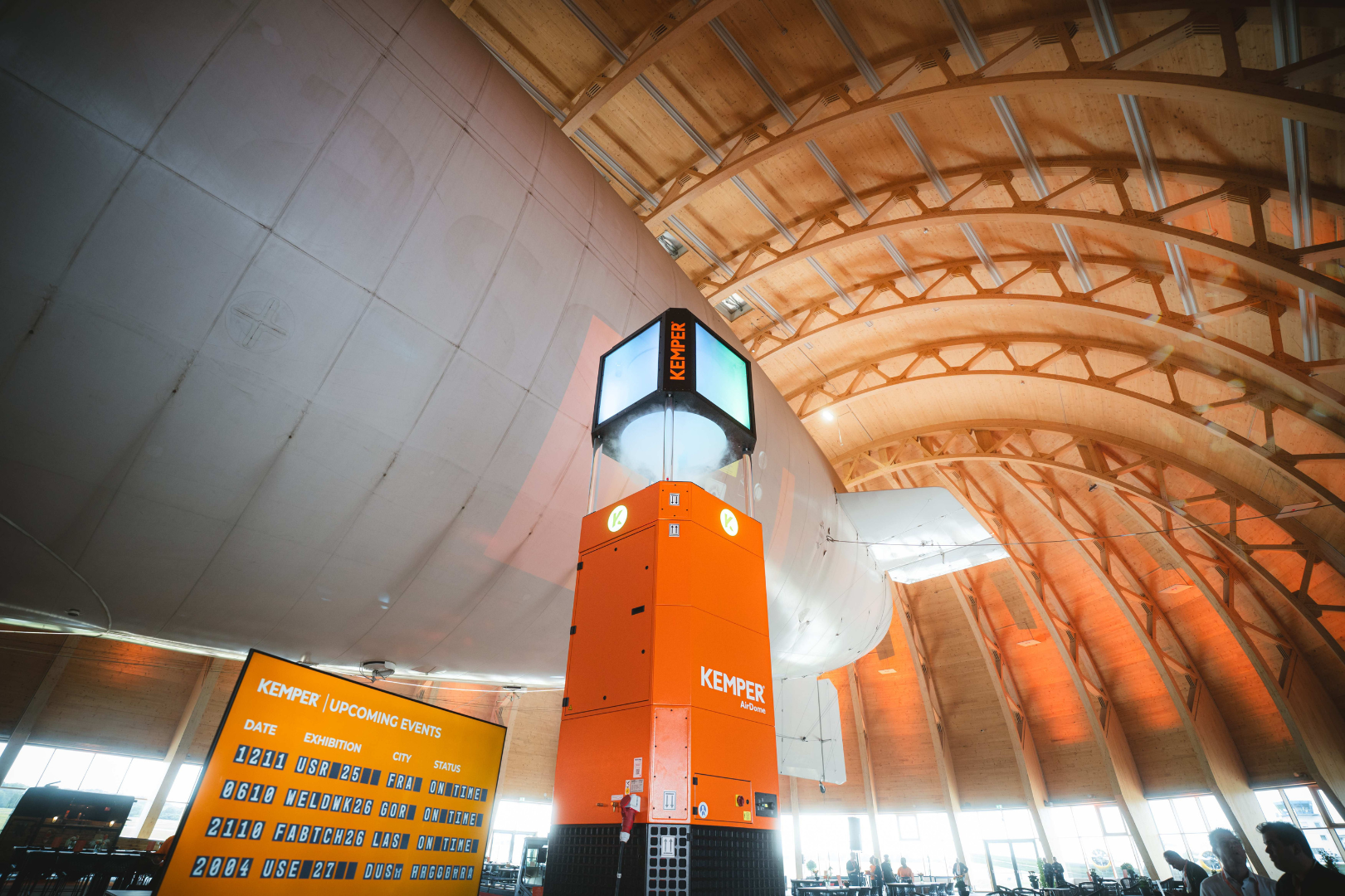 KEMPER AirDome Luftreinigungssystem zur industriellen Luftfiltration in großer Produktions- oder Messehalle