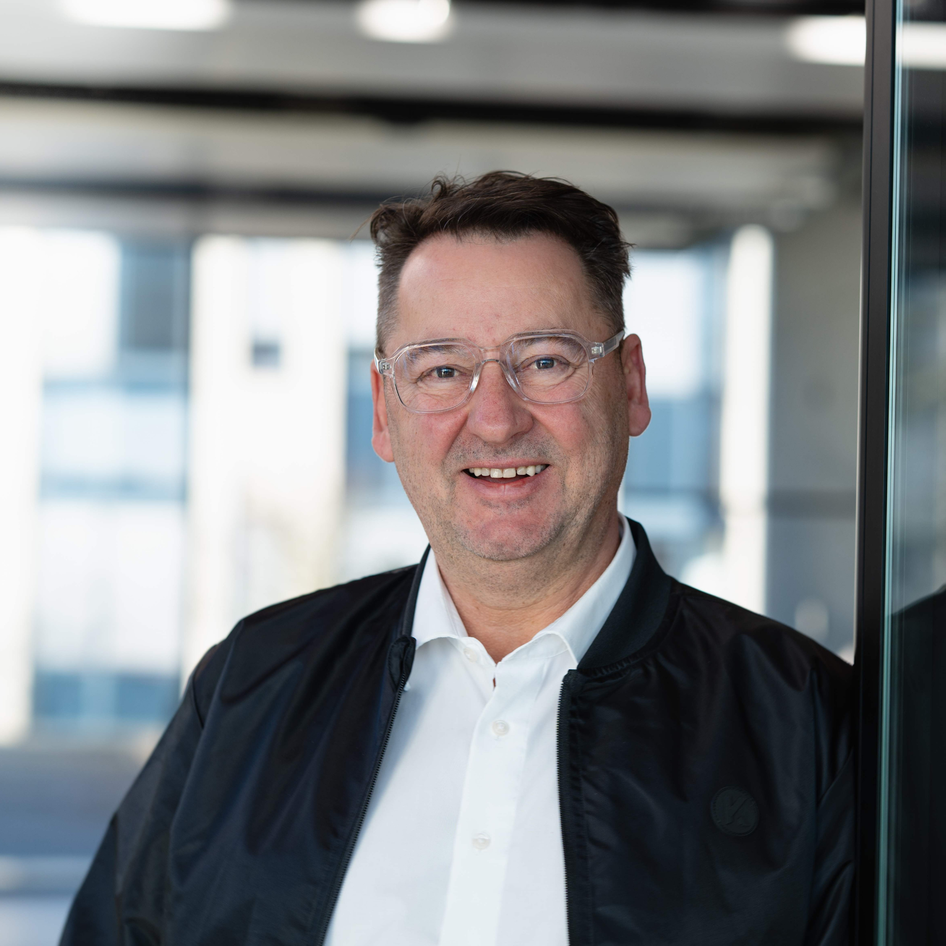Porträt des Vice President Sales bei KEMPER in modernem Unternehmensumfeld