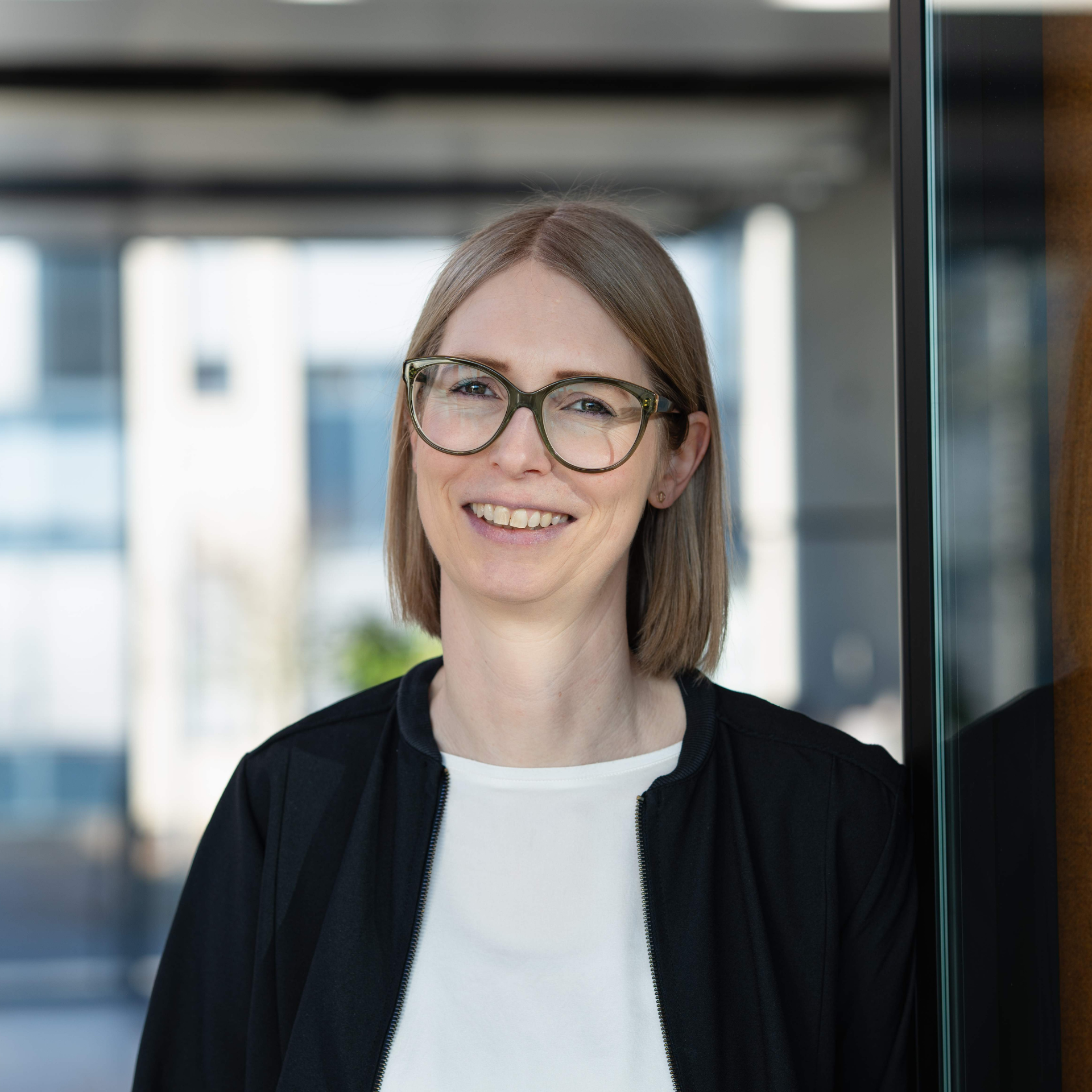 Porträt der CFO bei KEMPER in modernem Unternehmensumfeld