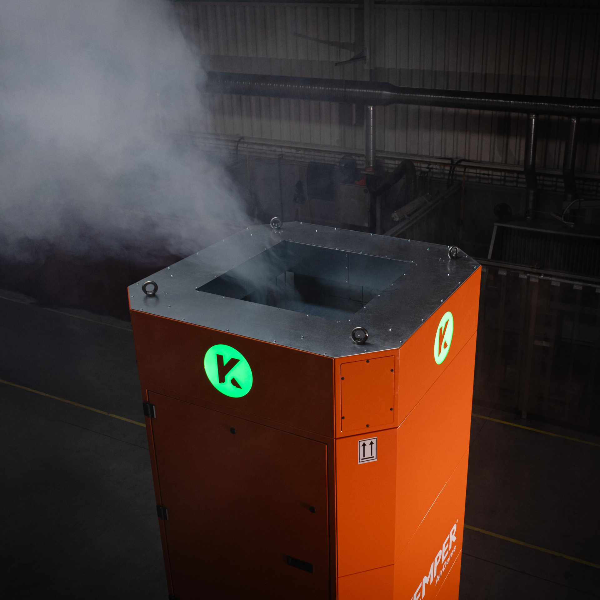 KEMPER Absaug- und Filteranlage entfernt Rauch in einer industriellen Produktionsumgebung