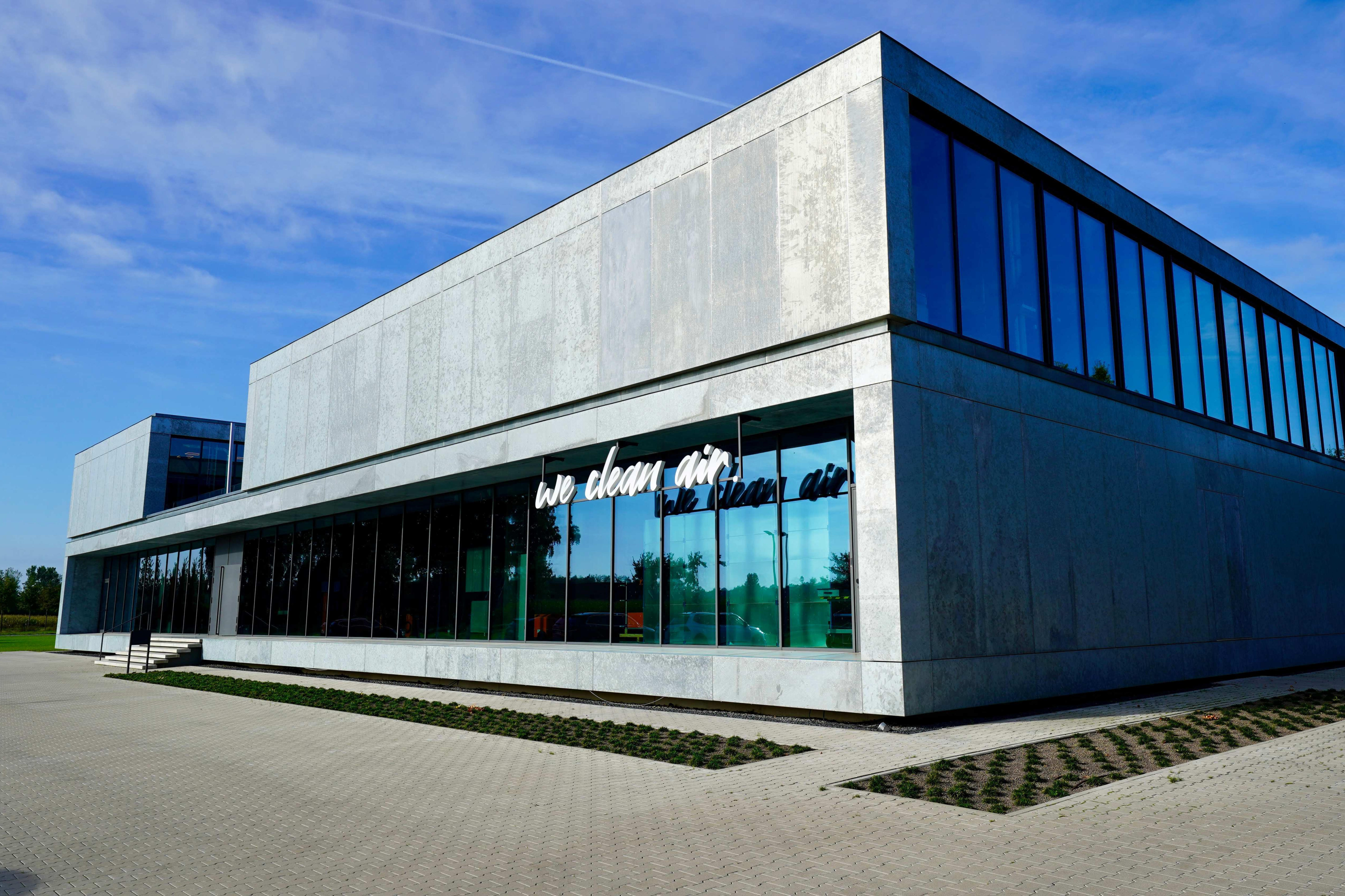 Modernes KEMPER Firmengebäude mit Glasfassade und dem Schriftzug „we clean air“